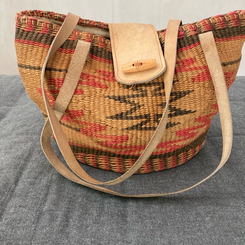Vintage woven sisal market tote bucket bag. Jute, raffia